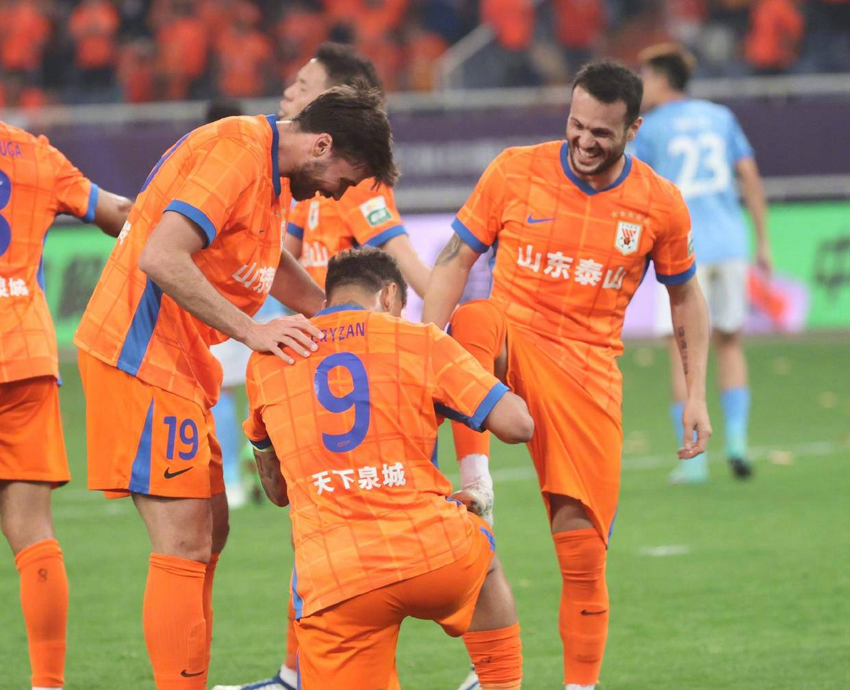 双方队伍在比赛中展现出色合作