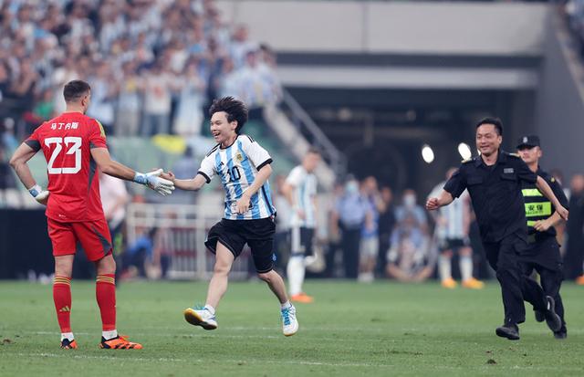 足球明星与球迷互动引发热议的简单介绍