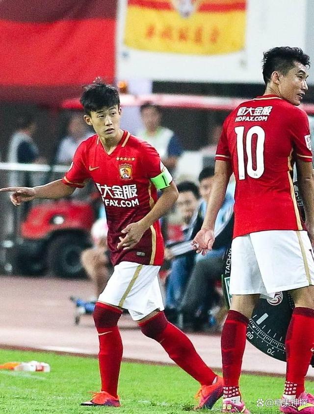 恒大球队整体默契不足，需加强配合