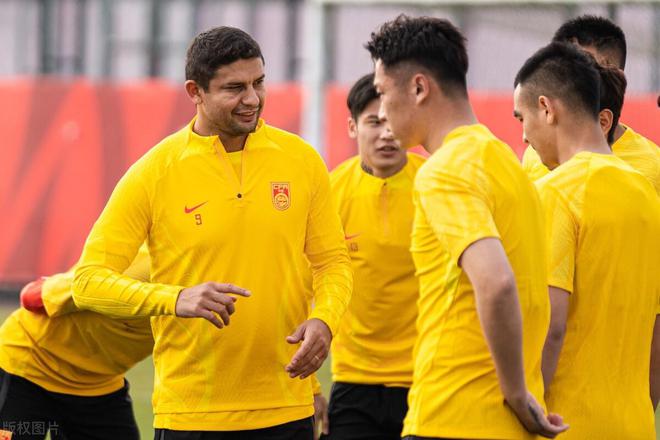 情热角逐依旧激烈，球员奋力拼搏争取胜利的简单介绍