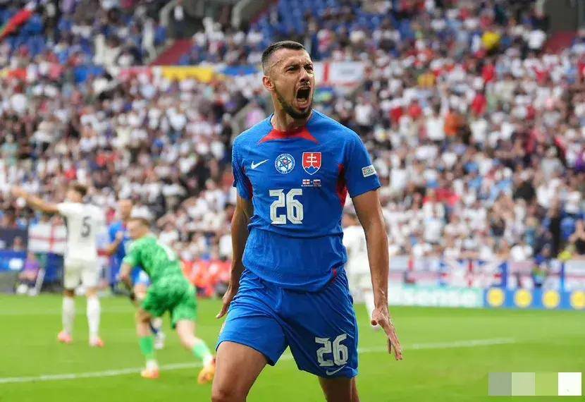 斯洛伐克后防架构完整，凯恩不同意无有效进攻