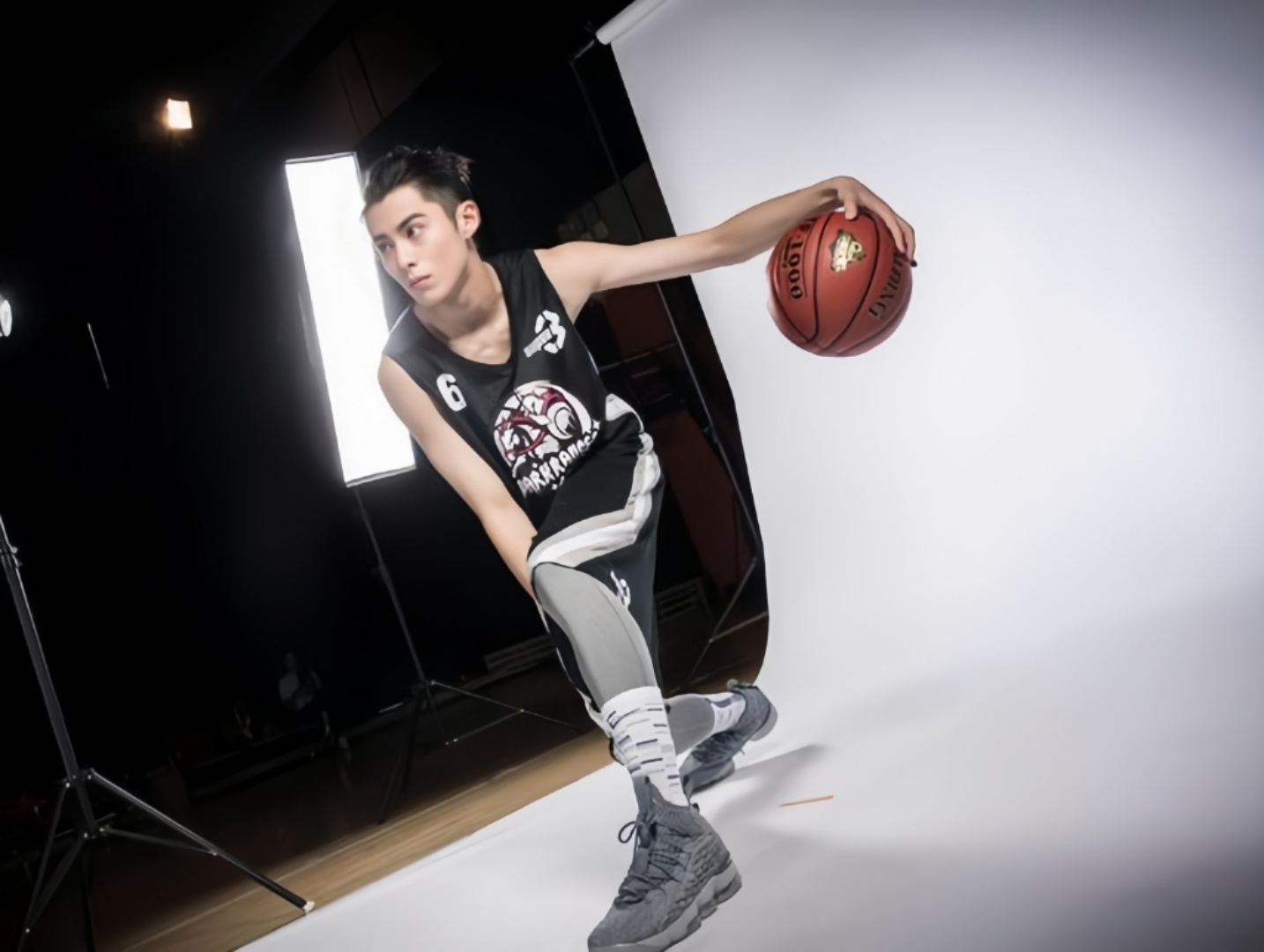 巨星球员在国内篮球赛中表现出色