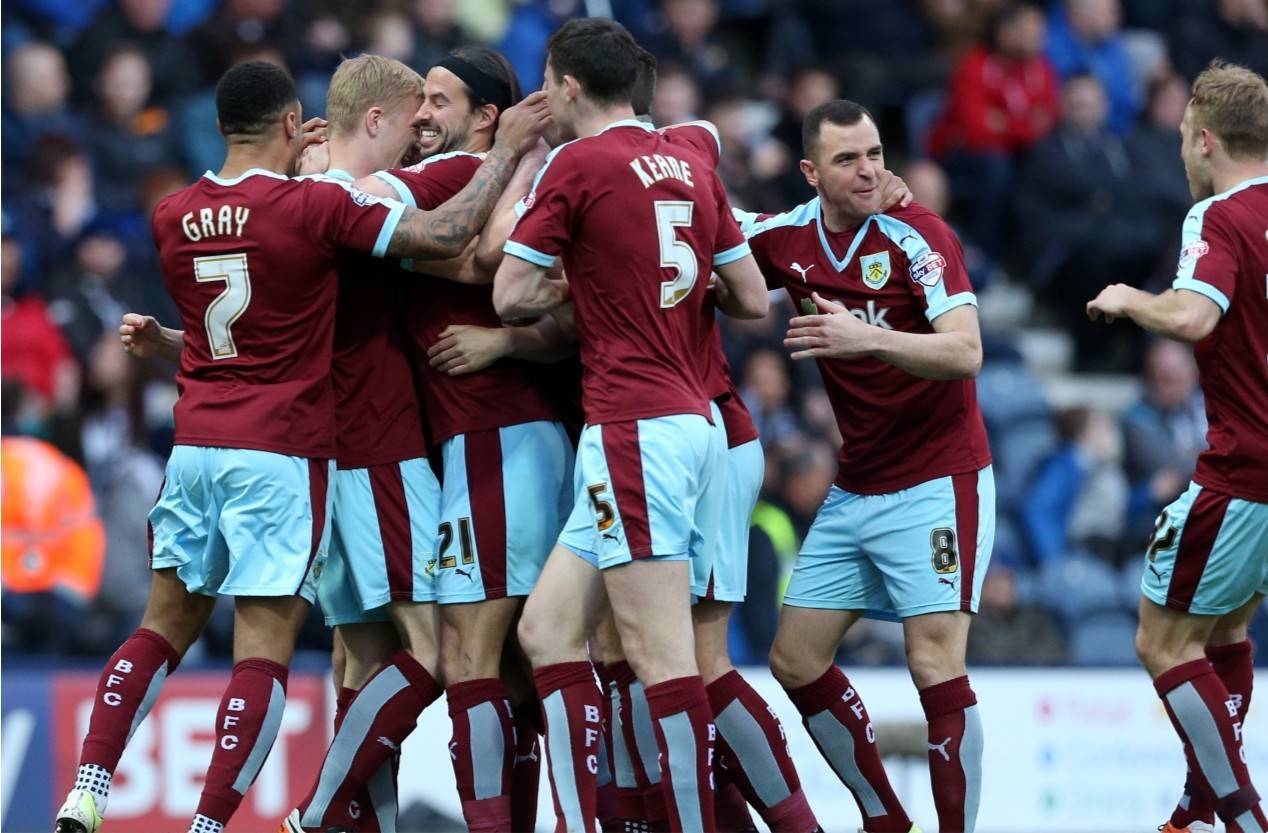 伯恩利主场逼平狼队，保持不败战绩