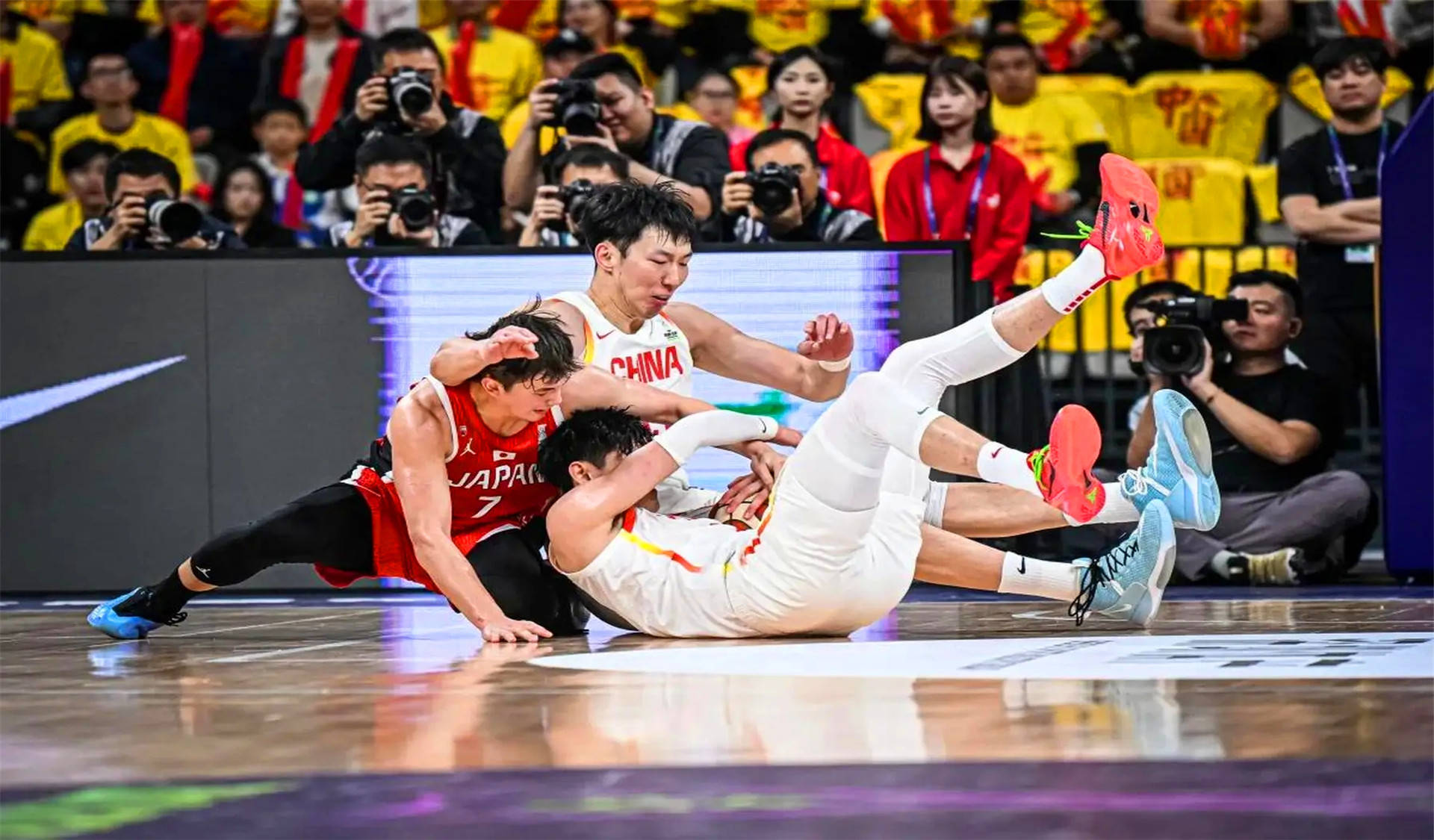 实力碾压，球队轻松战胜强敌