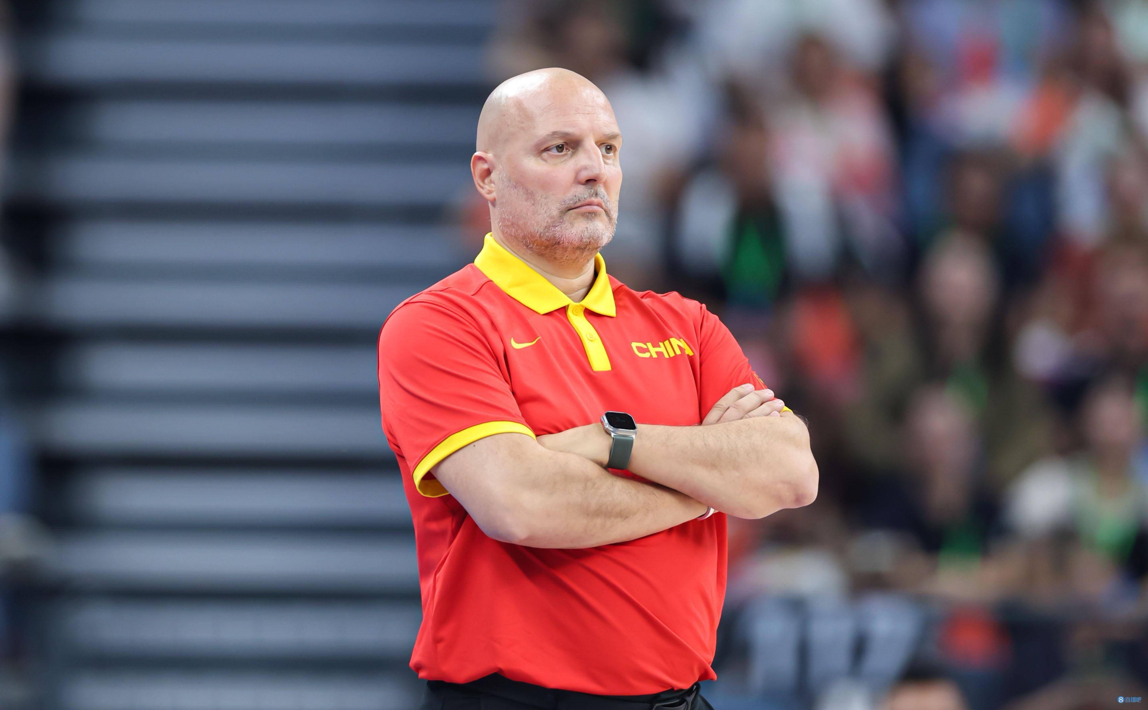 一支球队签下了一名前世界冠军作为新教练