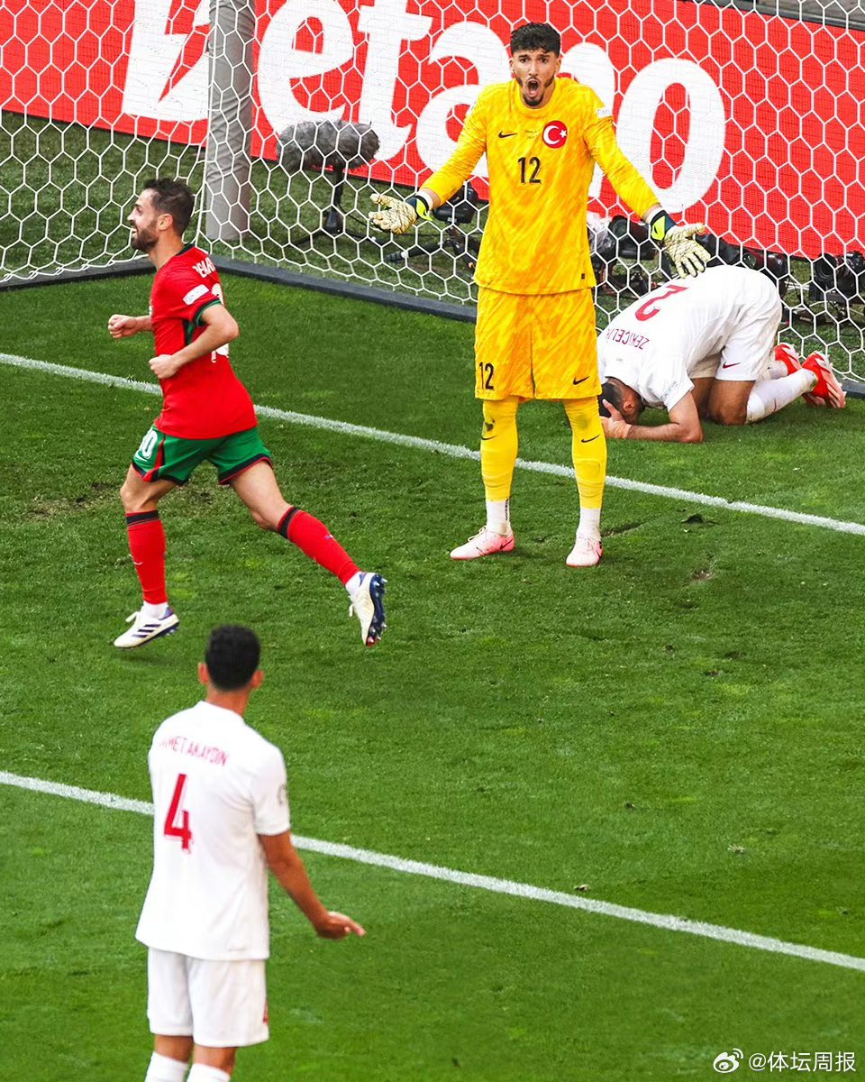 包含激动人心的比赛：球队在最后时刻扳平比分的词条