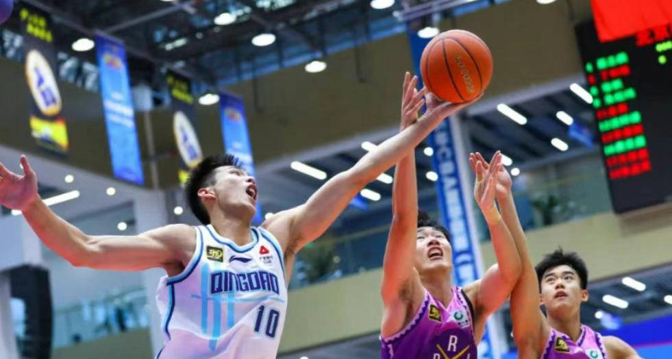 某队抢眼新秀崭露头角，引人注目