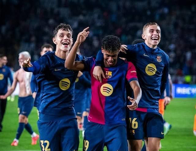 西班牙巴塞罗那队阵容整合迎宾