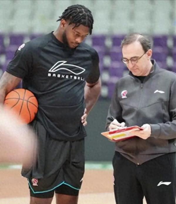 飞翼射手重返赛场，复出表现引人瞩目的简单介绍