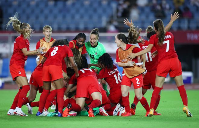 加拿大女足比赛上演精彩对决，热血激情