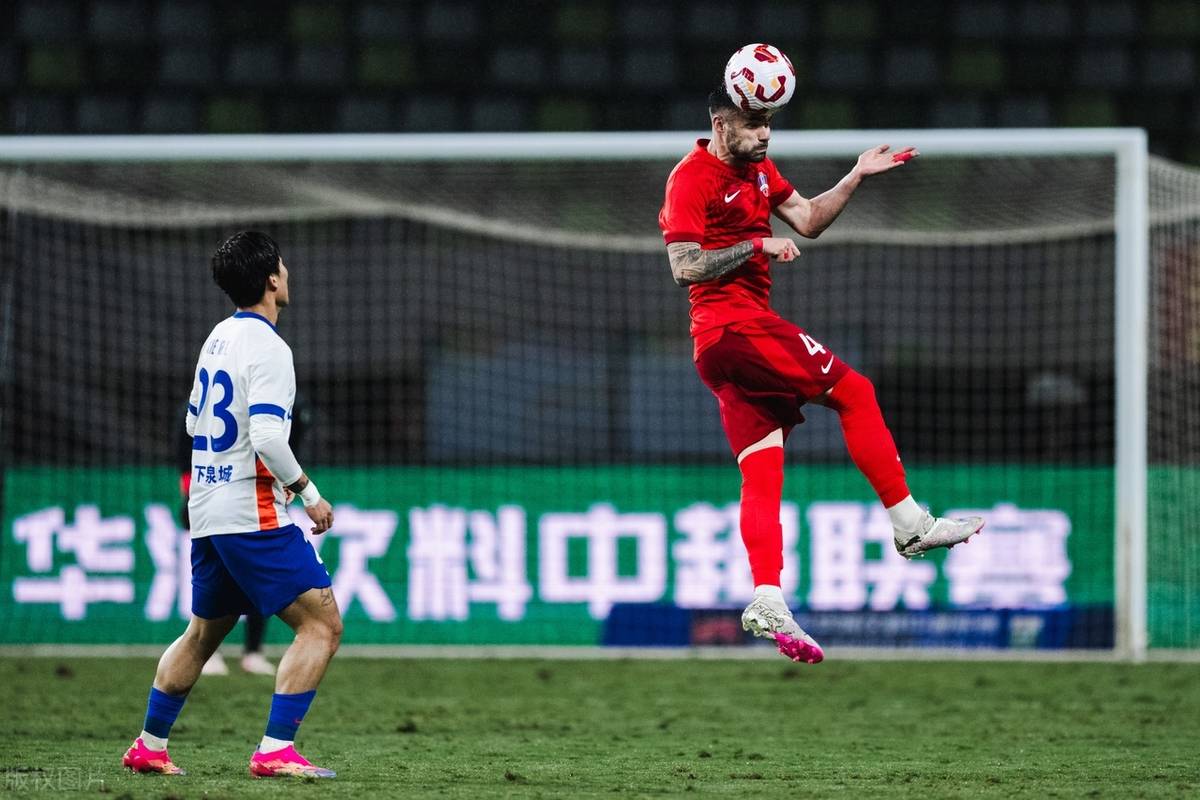 防守阵容严密,足球场上不漏破绽 防守阵容严密,足球场上不漏破绽