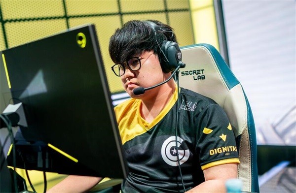 DFM险胜NS,Ming开启传奇时刻激烈交锋淘汰赛,让粉丝疯狂欢呼 DFM险胜NS,Ming开启传奇时刻激烈交锋淘汰赛,让粉丝疯狂欢呼