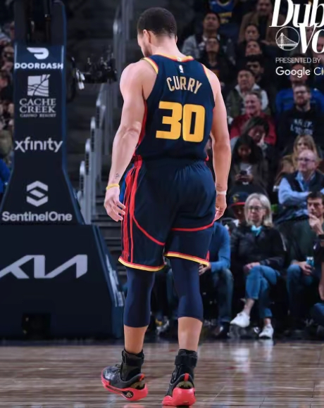 勇士队遭遇连败,库里助攻不足 勇士队遭遇连败,库里助攻不足