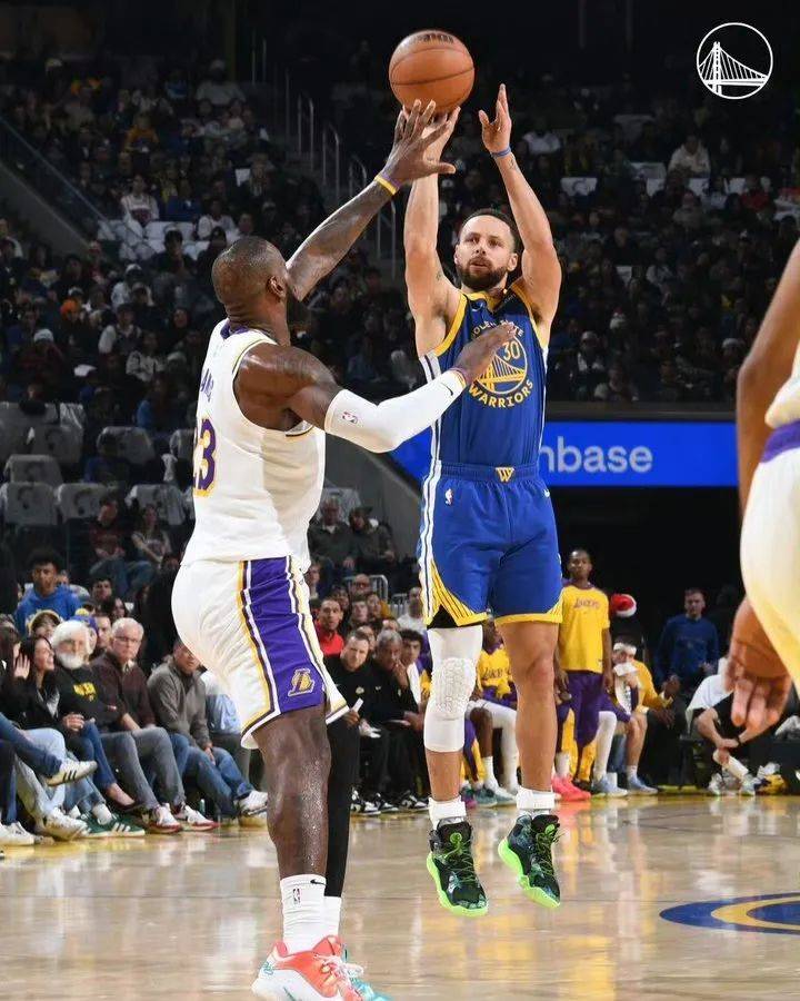 NBA新赛季揭幕战:湖人胜勇士 NBA新赛季揭幕战:湖人胜勇士