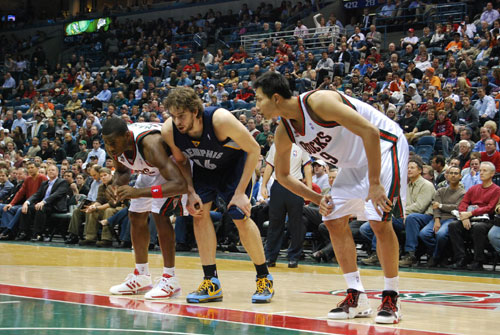 国王翻盘灰熊，易建联带队取胜